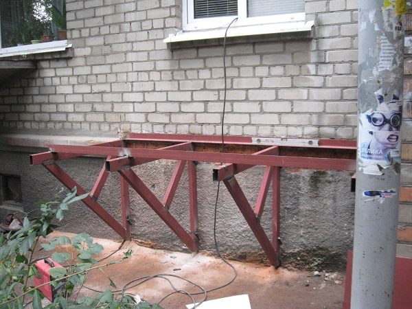 photo: installation of a balcony on brackets