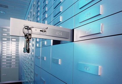 How does the purchase and sale of an apartment through a safe deposit box work?