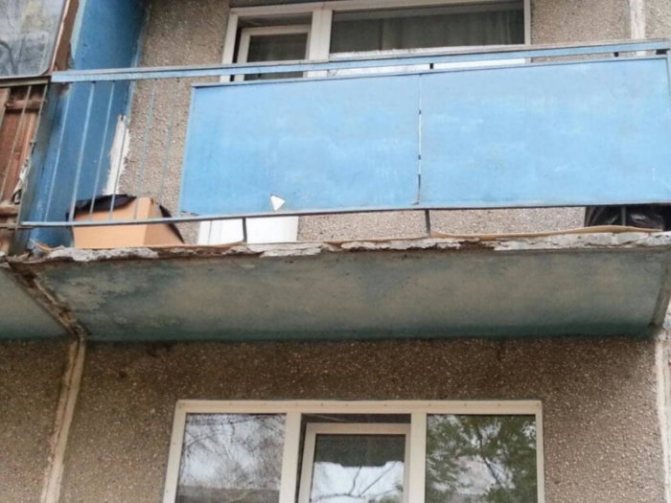 picture of a balcony in disrepair