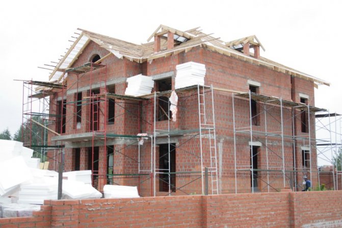 Материнский капитал на строительство дома не дожидаясь 3 лет: основные условия распоряжения денежными средствами.