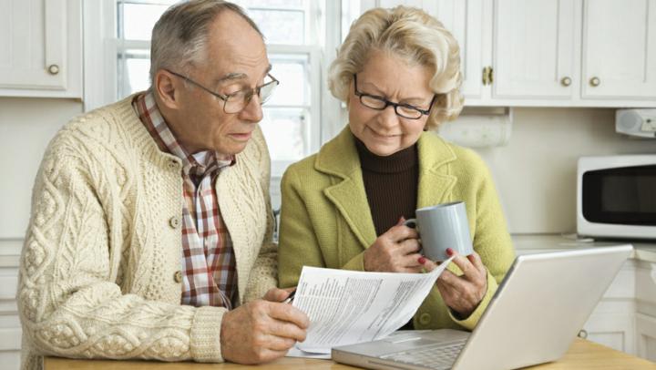 Пенсионеру порой сложно разобраться с документами, поэтому ему необходима помощь