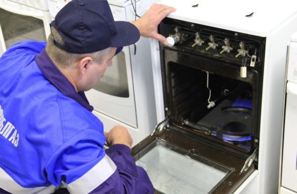 Установка и проверка газовой плиты сотрудником газовой службы