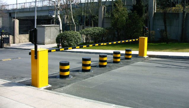 installation of a barrier in the courtyard of the mkd